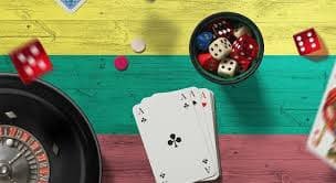 tampilan meja Three Card Poker langsung dengan dealer di pilar 1001